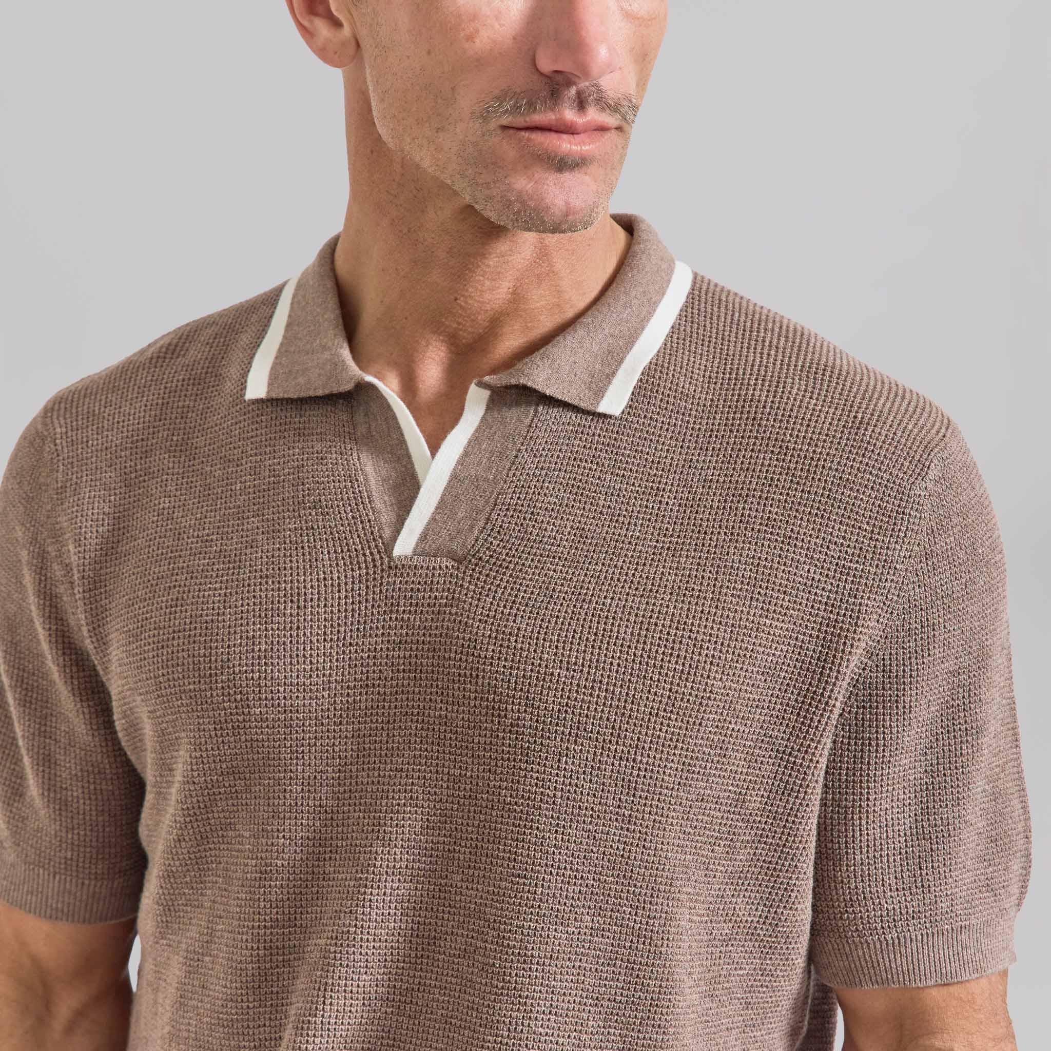 The Adair - Cotton Cashmere SS Polo w/Tipping - Camel / Off White